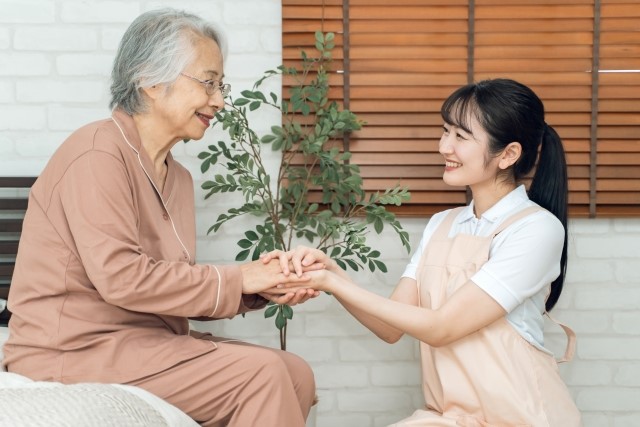 介護士と高齢の女性